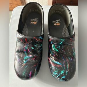Dansko XP 2.0 size 40 - (US size 9.5’ish) black with multi-color design.
